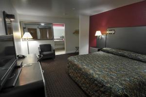 een hotelkamer met een bed en een stoel bij Driftwood in Santa Clara