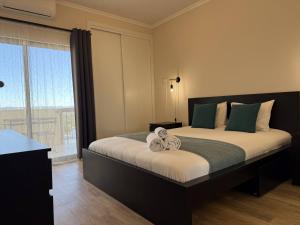 Ένα ή περισσότερα κρεβάτια σε δωμάτιο στο Luxe Condo with Pool, Airco and Seaview Balcony - Go4Portugal - Albufeira +62 φωτογραφίες