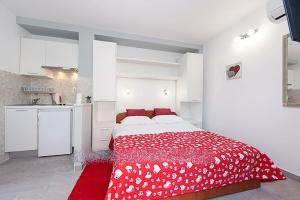 Postel nebo postele na pokoji v ubytování Studio apartment in Tucepi with sea view, balcony, air conditioning, WiFi 3674-3
