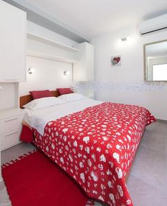 Postel nebo postele na pokoji v ubytování Studio apartment in Tucepi with sea view, balcony, air conditioning, WiFi 3674-3