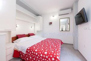 Postel nebo postele na pokoji v ubytování Studio apartment in Tucepi with sea view, balcony, air conditioning, WiFi 3674-3