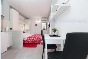 Kuchyň nebo kuchyňský kout v ubytování Studio apartment in Tucepi with sea view, balcony, air conditioning, WiFi 3674-3