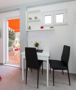 Posezení v ubytování Studio apartment in Tucepi with sea view, balcony, air conditioning, WiFi 3674-3