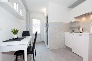 Kuchyň nebo kuchyňský kout v ubytování Studio apartment in Tucepi with sea view, balcony, air conditioning, WiFi 3674-3