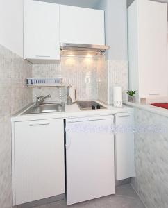 Kuchyň nebo kuchyňský kout v ubytování Studio apartment in Tucepi with sea view, balcony, air conditioning, WiFi 3674-3