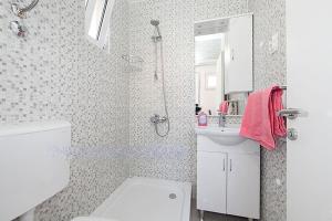 Koupelna v ubytování Studio apartment in Tucepi with sea view, balcony, air conditioning, WiFi 3674-3