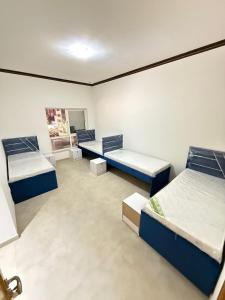 Postel nebo postele na pokoji v ubytování Backpackers heaven ! 18 beds in a 2 bedroom apartment in front of Union metro station Diera Dubai