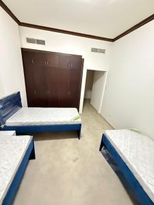 Postel nebo postele na pokoji v ubytování Backpackers heaven ! 18 beds in a 2 bedroom apartment in front of Union metro station Diera Dubai