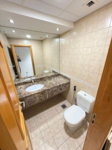 Koupelna v ubytování Backpackers heaven ! 18 beds in a 2 bedroom apartment in front of Union metro station Diera Dubai