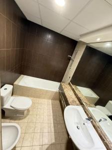 Backpackers heaven ! 18 beds in a 2 bedroom apartment in front of Union metro station Diera Dubai的一间浴室