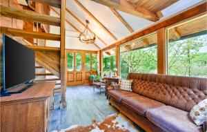 Μια τηλεόραση ή/και κέντρο ψυχαγωγίας στο Cozy Home In Varazdin Breg With Wifi