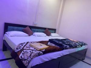 Voodi või voodid majutusasutuse Bajrangbali guest house toas