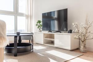TV a/nebo společenská místnost v ubytování High-end 22nd floor apt, city views & gym by REMS