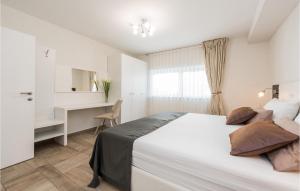 Postel nebo postele na pokoji v ubytování 2 Bedroom Nice Home In Novalja