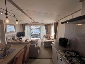 Η κουζίνα ή μικρή κουζίνα στο Lakeside location, sleeps 8, 3 bedrooms, fully glazed wrap around decking, Haven Lakeland, Lake District