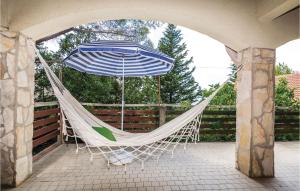 een hangmat met een parasol op een patio bij Two-Bedroom Apartment In Krusevo in Kruševo
