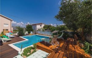 Bazén v ubytovaní Two-Bedroom Apartment With Sea View In Okrug Gornji alebo v jeho blízkosti