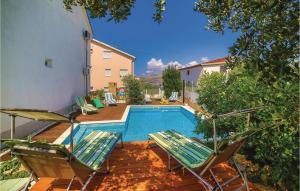 Bazén v ubytovaní Two-Bedroom Apartment With Sea View In Okrug Gornji alebo v jeho blízkosti