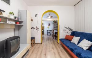 Televízia a/alebo spoločenská miestnosť v ubytovaní Cozy Apartment In Senj With Wifi