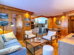 a living room with a couch and a table at Appartement élégant avec wifi, au centre, pied des pistes, parking couvert, balcon sud/est, 6 pers. - FR-1-694-98 in Val dʼIsère