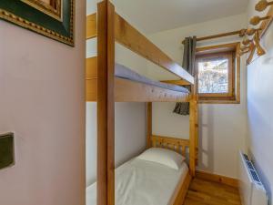 two bunk beds in a room with a window at Appartement élégant avec wifi, au centre, pied des pistes, parking couvert, balcon sud/est, 6 pers. - FR-1-694-98 in Val dʼIsère