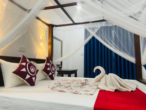 A bed or beds in a room at Cinnamon City