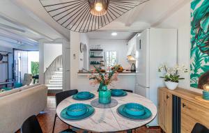 Η κουζίνα ή μικρή κουζίνα στο 3 Bedroom Lovely Home In Dénia