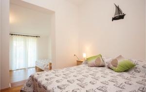 Posteľ alebo postele v izbe v ubytovaní One-Bedroom Apartment In Sibenik + 11 fotografií