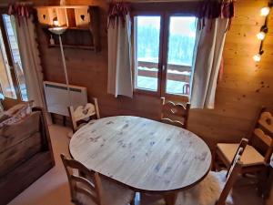 jadalnia z drewnianym stołem i krzesłami w obiekcie Chalet haut de gamme à Isola 2000, proximité pistes, 6 couchages, Wi-Fi inclus - FR-1-292-193 w mieście Isola +4 zdjęcia