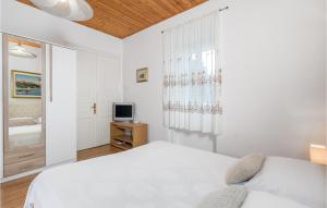 Łóżko lub łóżka w pokoju w obiekcie Nice Apartment In Omisalj With Wifi
