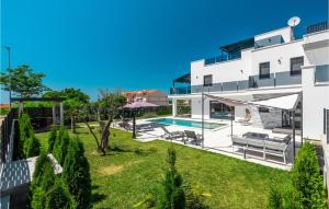 una imagen de una casa con piscina en Pet Friendly Home In Porec, en Poreč 43 fotos más