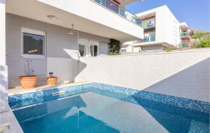 Bazén v ubytovaní Two-Bedroom Apartment In Podstrana alebo v jeho blízkosti