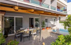 Balkón alebo terasa v ubytovaní Two-Bedroom Apartment In Podstrana