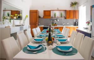 Η κουζίνα ή μικρή κουζίνα στο Amazing Home In Linardici With Wifi
