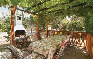 Zahrada ubytování Three-Bedroom Holiday Home In Kastel Stari