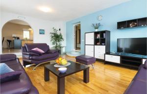 Televízia a/alebo spoločenská miestnosť v ubytovaní Two-Bedroom Holiday Home In Krusevo