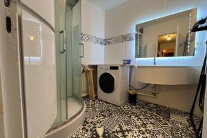 a bathroom with a shower and a washing machine at Spacieux appartement proche des halles Wifi in Narbonne