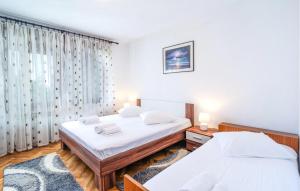 Postel nebo postele na pokoji v ubytování Two-Bedroom Apartment In Podstrana + 8 fotografií