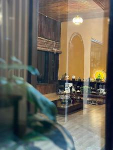 Yen BaiNamora House KG Giao Hưởng的一间客厅,客厅内配有玻璃桌 更多1张照片