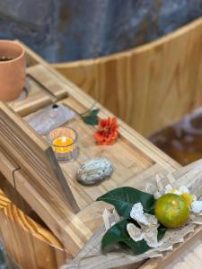Yen BaiNamora House KG Giao Hưởng的木托盘,带水果和蜡烛的桌子