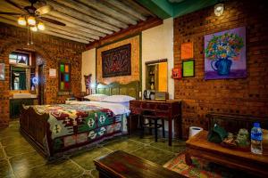 Postel nebo postele na pokoji v ubytování Shaxi absolute art absolute B & B