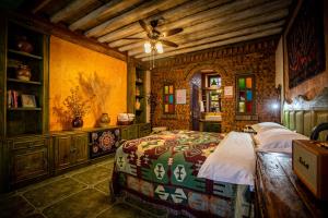 Postel nebo postele na pokoji v ubytování Shaxi absolute art absolute B & B