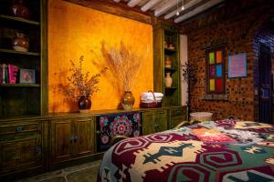 Postel nebo postele na pokoji v ubytování Shaxi absolute art absolute B & B