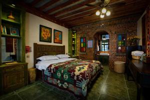 Postel nebo postele na pokoji v ubytování Shaxi absolute art absolute B & B