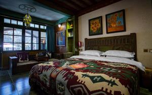 Postel nebo postele na pokoji v ubytování Shaxi absolute art absolute B & B