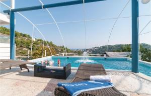 Piscine de l'établissement Awesome Home In Stomorska With Kitchen ou située à proximité