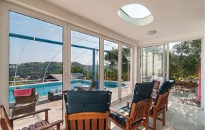 Piscine de l'établissement Awesome Home In Stomorska With Kitchen ou située à proximité 65 autres photos