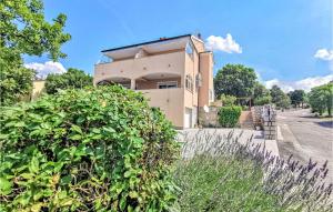 Το κτήριο όπου στεγάζεται  το διαμέρισμα