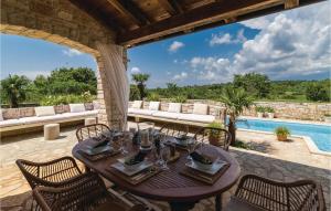Bazén v ubytování Three-Bedroom Holiday Home In Stifanici nebo v jeho okolí