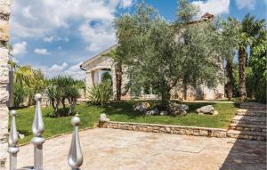 Zahrada ubytování Three-Bedroom Holiday Home In Stifanici